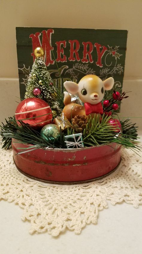 Enamel Bowl Decor Ideas, Vintage Christmas Decor Ideas Kitchen, Old Tool Box Decor Ideas, Upcycle Christmas Decorations, Recycled Christmas Crafts, Christmas Coffee Bar Decor, Christmas Trash, Vintage Country Christmas, Christmas Assemblage