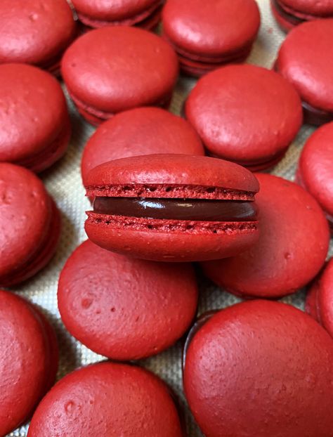 Red Macarons Aesthetic, Red Velvet Ganache, Red Velvet Macaron Recipes, Red Velvet Macaroons, Red Macarons, Red Foods, Red Velvet Macarons, Bakery Sweets, Red Desserts