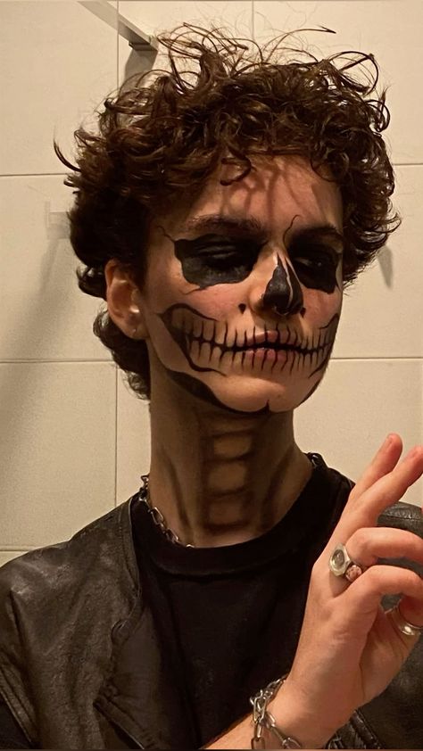 Guys Skull Makeup, Skeleton Makeup Masc, Male Skull Makeup Easy, Simple Vampire Makeup Men, Masc Halloween Outfit, Masculine Halloween Makeup, Skull Make Up Men, Halloween Makeup Looks Men, Male Skeleton Makeup