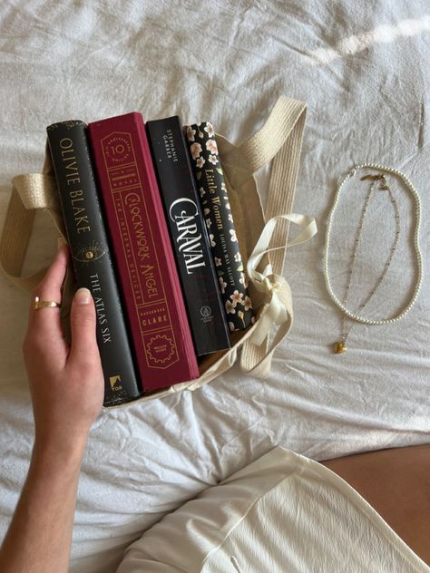 books, tote bag, bookish, bookstagram, academia aesthetic Fall Bookstagram Ideas, Aesthetic Bookstagram Feed, Bookstagram Aesthetic Ideas, Booktuber Aesthetic, Booktok Inspiration, Bookstagram Post Ideas, Bookstagram Inspiration Aesthetic, Book Shopping Aesthetic, Bookish Pictures