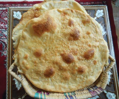 Lavash bread Lavash Recipes, Middle Eastern Bread, Yemeni Food, Arabic Bread, Middle East Food, Persian Cuisine, Middle Eastern Dishes, Arab World, Flat Bread