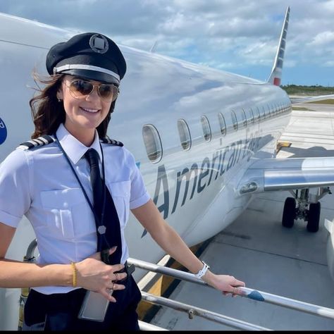 Pilot Woman, Zendaya Dancing, Pilot Career, Aviation Education, Airline Cabin Crew, Becoming A Pilot, Women Wearing Ties, Pilots Aviation, Airline Pilot