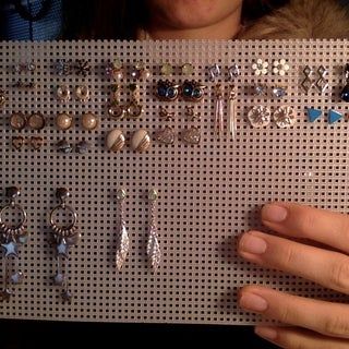 How To Make A Earring Display, Hanging Earring Organizer Diy, Hang Earrings Diy Display Ideas, Ear Ring Storage Diy, Stud Earring Storage Diy, Earring Hanger Ideas, Pierced Earring Holder Diy, Hanging Earring Organizer, Earring Organizer Ideas