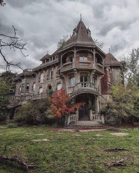 222 #darkness #darknessandlight #house #wood #dark #goth #gothic #gothgirl #gothgoth #gothmakeup #gothmakeup #gothmakeup #gotham #gothim… Abandoned Mansion For Sale, Creepy Houses, Abandoned Mansion, Old Abandoned Houses, Old Mansions, Abandoned Castles, Abandoned Mansions, Haunted Places, Architecture Old