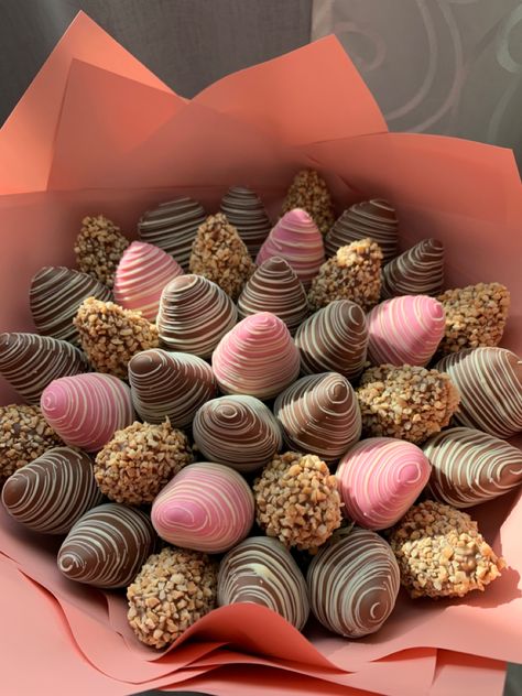 Chocolate Strawberries Bouquet, Chocolate Covered Strawberry Recipe, Pumpkin Pancake Recipe, Chocolate Covered Strawberries Bouquet, Me Pictures, Strawberry Gifts, Sweet Flowers, Chocolate Covered Treats, Valentine Desserts