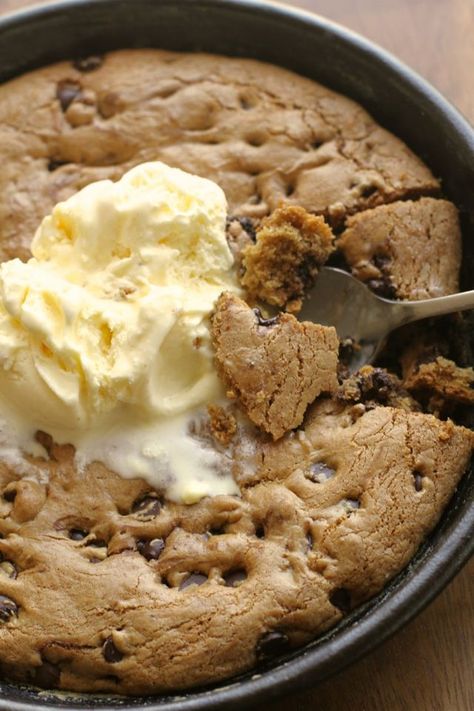 . soft and chewy chocolate chip skillet cookie . - . running with spoons . Chocolate Chip Skillet Cookie, Coconut Dessert, Skillet Chocolate Chip Cookie, Skillet Cookie, Brownie Desserts, Chewy Chocolate Chip, Oreo Dessert, Chocolate Chip Cookie, Vegetarian Chocolate