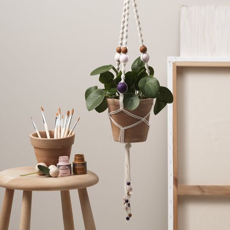 Gör en egen ampel i makramé Macrame Plant, Macrame Plant Hanger, Plant Hanger, Home Deco, Macrame, Planter Pots, Weaving, Tv, Square