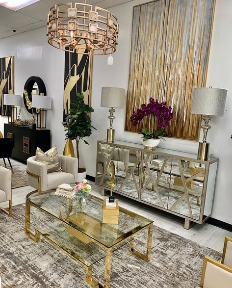 Cream And Gold Living Room, Classic Luxury Living Room, Gold Living Room Ideas, Glam Rooms, Hallway Wall Decor Ideas, Glam Interior, Silver Bedroom, Cute Living Room, Gold Living