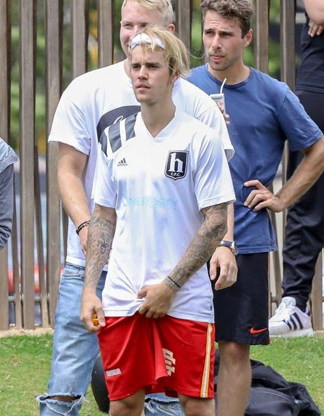 Justin Bieber News, Brown Hair Men, Black Brown Hair, Sagging Pants, Justin Bieber Images, Shawn Mendes Imagines, Justin Bieber Photos, Justin Bieber Pictures, Formal Mens Fashion