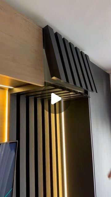 Tv Wall With Radiator Cover, Closet Con Tv, Door Transformation, Space Under Stairs, Wood Reception Desk, Entrance Hall Decor, Store Shelves Design, Walking Closet, Wall Tv Unit Design