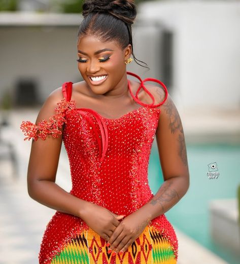 Ghanaian actress and producer Fella Makafui (@fellamakafui) marks her 29th birthday today August 20, 2024, slaying in a corset Kente gown. Gown: @shapes_by_nelson Makeup: @makeupby_ashley1 Hair: @esplendido.beauty Accessories: @sparkling___stones Kente: @optimist_kente Bridal fan: @kinesh_creationz Photography: @chocolate_shot_it Read full story on STYLEAFRIQUE™•com. #styleafrique #styleblogger #styleinspo #celebritybirthdays #ghanaiancelebrities #africanfashionbloggers Gown Shapes, Fella Makafui, Kente Gown, Chocolate Shot, Photography Chocolate, Bridal Fan, Chocolate Shots, Birthday Today, 29th Birthday