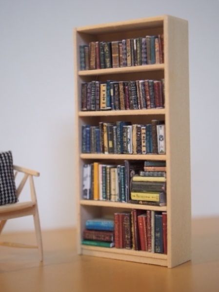 How it's Made: Books! — Little Architecture Dollhouses Ideas, Miniature Bookshelf, Unique Library, Mini Crafts, Dollhouse Inspiration, Outside Fall Decor, Mini Library, Dollhouse Books, Bookmaking