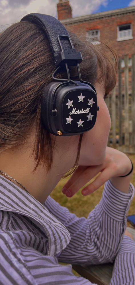 Headphone Outfit, Marshall Headphones, Tumblr Hipster, Cute Headphones, Girl With Headphones, Outfit Challenge, Aesthetic Phone Case, Bright Stars, Aesthetic Photo