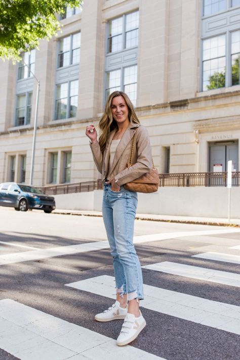 Outfit With Sport Shoes, Outfit Staples, Casual Spring Outfit, Spring Jeans, Simple Casual Outfits, Clothing Staples, What To Wear Today, Fashion Hacks Clothes, Casual Spring