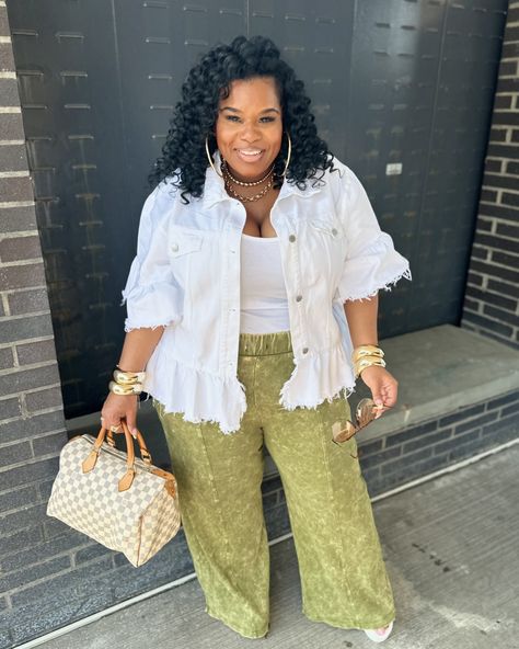 Watch Me On IG Babe 💋 •••••••••••••••••••••••••••••••••••••••••••• 📍Acid Wash Pants: @iamcurvyglamboutique 📍Tank Top : @iamcurvyglamboutique www.iamcurvyglamboutique.com #plussizefashion #plussizebeauty #ootd White Jean Jacket Outfits, White Blouse With Bow, Ruffled Denim Jacket, Jean Jacket Outfits, Plus Size Fall Fashion, White Jean Jacket, Womens Summer Shoes, Curvy Outfits, Acid Wash