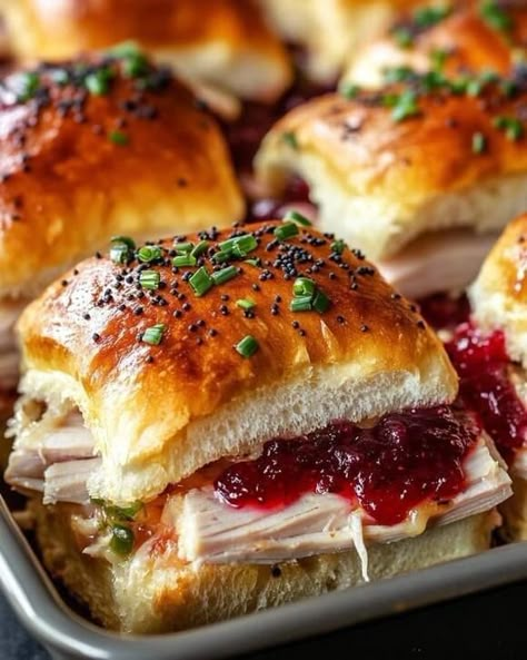 Cranberry Sliders, Sliders Recipes Turkey, Cranberry Turkey, Turkey Sliders, Deli Turkey, Havarti, Crowd Pleasing Recipes, Hawaiian Rolls, Slider Recipes