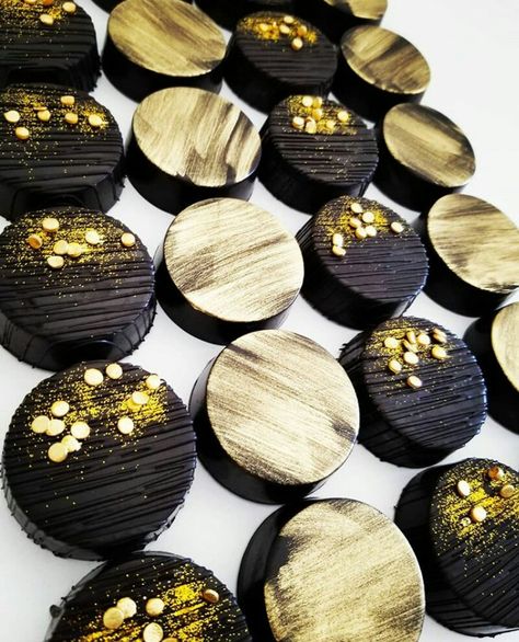 Black And Gold Oreos, Black And Gold Chocolate Pretzels, Black And Gold Theme Dessert Table, Black And Gold Party Dessert Table, Black And Gold Desert Bar, Black And Gold Chocolate Covered Oreos, Black And Gold Party Treats, Black And Gold Dessert Ideas, Black And Gold Cakepops