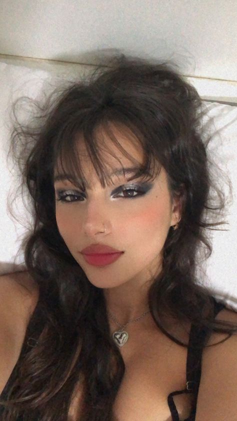 Prom Makeup 90s, Edgy Concert Makeup, 70s Rocker Makeup, Dark Makeup Looks Aesthetic, 90s Dark Makeup, Clubbing Makeup Looks, 90s Makeup Aesthetic, Grunge Prom Makeup, Makeup For Dark Eyes