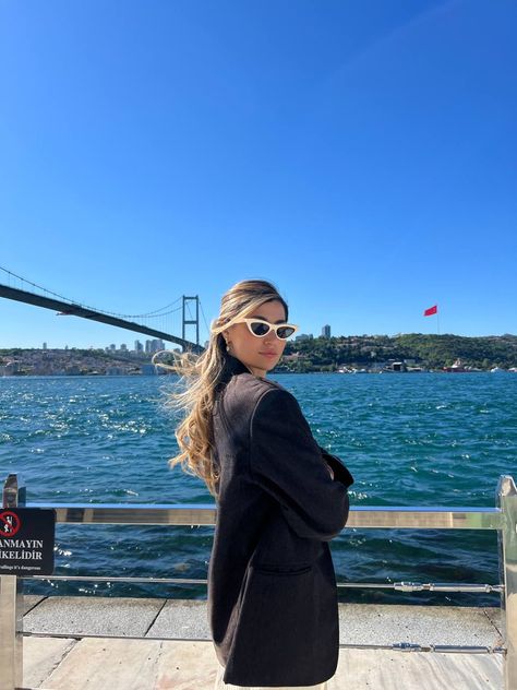 Photo Ideas In Istanbul, Istanbul Pose Ideas, Istanbul Turkey Outfit Summer, Istanbul Picture Ideas, Istanbul Outfit Ideas Winter, Istanbul Instagram Photos, Istanbul Instagram Story, Istanbul Poses, Istanbul Outfit Ideas