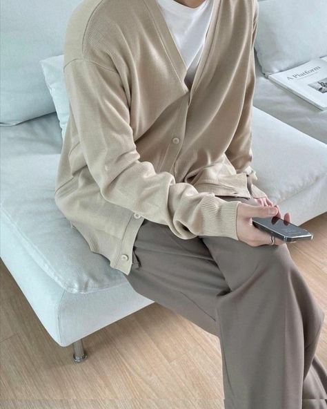 Soft Fashion Men, Elegant Mens Fashion, Men Feminine Fashion, Feminine Male Outfits, Soft Boy Style, Clueless Outfits, Beige Outfit, Outfit Vintage, Street Style Outfits Men