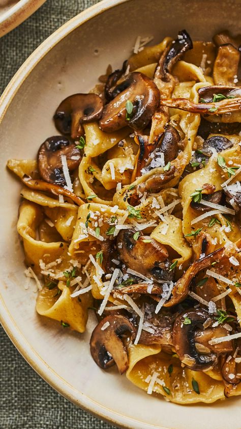 Avec un bon verre de vin à la main, vous vous croirez dans le meilleur des restos italiens avec ces tagliatelles aux champignons maison. Mushroom Pappardelle, Pappardelle Pasta, Confort Food, Pasta Ingredients, Wild Mushroom, Italian Dishes, Easy Pasta, Diy Food Recipes, Pasta Dishes