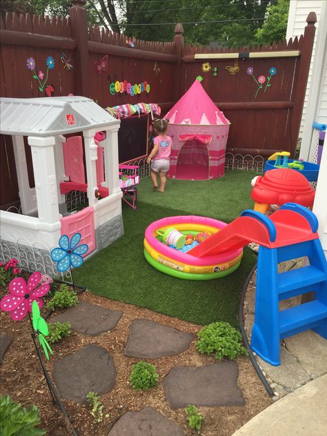 Small backyard play area Kid Friendly Backyard, Outdoor Kids Play Area, Toddler Play Area, Play Area Backyard, Backyard Kids Play Area, Outdoor Play Areas, Kids Outdoor Play, Outdoor Play Area, Play Yard