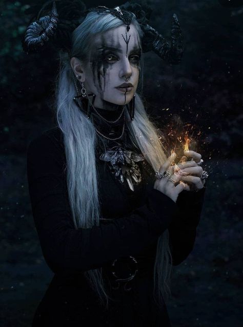 Dark Fae Aesthetic, Dark Fairy Makeup, Dark Fairy Costume, Fae Costume, Viking Makeup, Fae Aesthetic, Dark Fae, Casa Halloween, Goth Subculture