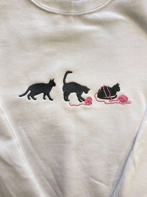 Introducing our Cat with Yarn Embroidered Sweatshirt 2D Crewneck Sweatshirt, the perfect addition to your wardrobe for both men and women! This All Over Print Sweatshirt combines style, comfort, and a touch of whimsy to create a truly unique and eye-catching piece. Our sweatshirt is crafted with meticulous attention to detail, featuring a beautifully embroidered design of a playful cat with yarn on the front. The vibrant colors and intricate stitching bring the design to life, making it a stando Funny Embroidered Sweatshirt, Crewneck Embroidery Ideas, Embroider With Yarn, Cute Embroidered Sweatshirt, T Shirt Embroidery Diy, Cat Embroidery Simple, Embroidered Hoodie Diy, Embroidery Sweatshirt Ideas, Crewneck Design Ideas