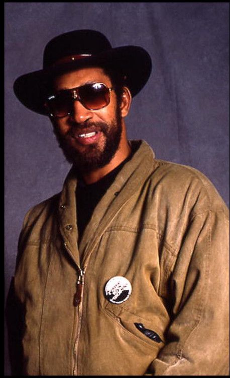 Clive Campbell, better known by his stage name DJ Kool Herc, is a Jamaican-American DJ who is credited for originating hip hop music in the Bronx, New York City, in the 1970s through his "Back to School Jam", hosted on August 11, 1973, at 1520 Sedgwick Avenue. Dj Kool Herc, Hip Hop Dj, Old School Music, Real Hip Hop, Midi Controller, Hip Hop And R&b, Hip Hop Art, Hip Hip, Hip Hop Artists