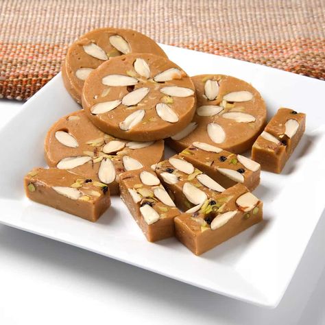 Traditional Pakistani sweet made with the richness of condensed milk and ghee and loaded with the goodness of dry fruits. Sohan Halwa Recipe, Sohan Halwa, Pakistani Sweets, Pakistani Desserts, Sprouted Wheat, Peda Recipe, Eid Sweets, Halwa Recipe, Water Lemon