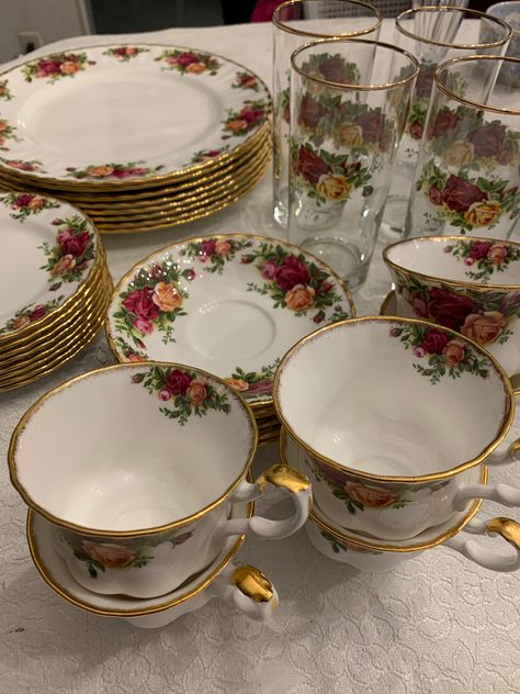 Royal Albert Old Country Roses Replacements Cups And Saucers Plates Glasses Plates And Bowls Set Vintage, Vintage Decor Pieces, Holly Munro, Vintage Outdoor Decor, Royal Home, Royal Albert Old Country Roses, Old Country Roses, Antique Dishes, Butter Plate