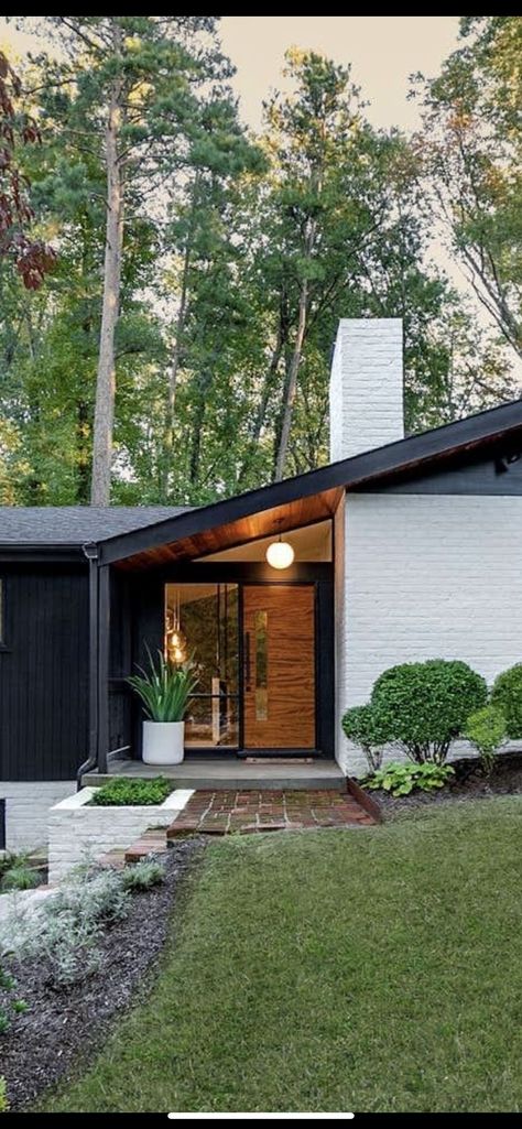 Mid Century Modern House Exterior, Modern Front Porches, Mid Century Modern Exterior, Ranch House Exterior, Mid Century Exterior, 70s House, Modern Remodel, Exterior Inspiration, Harbor House