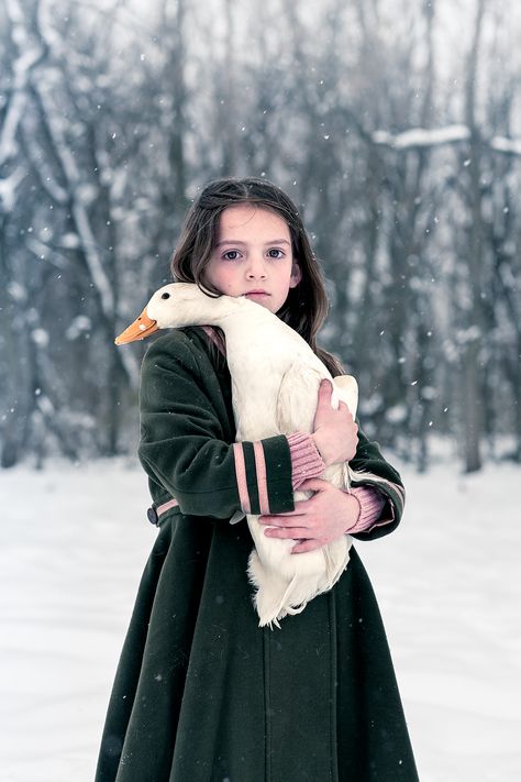 Snow Duck, Photo Manga, Photographie Portrait Inspiration, Human Reference, Body Reference Poses, Human Poses Reference, Figure Poses, A Duck, Poses References