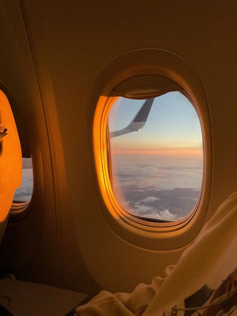 Airplane Window View, Plane Window, Airplane Flight, Window Siding, Airplane Window, Paint And Sip, Travel Life, Travel Aesthetic, Beautiful Views