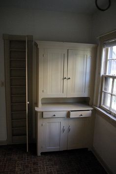 1920s Kitchen Cabinets, 1920 Kitchen, Farm Kitchens, 1920 Home, 1920s Kitchen, Kitchen Rehab, Old Fashioned Kitchen, Art Deco Kitchen, Corner Cupboard