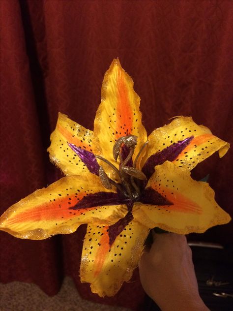 Tangled flower. Silk stargazer lily painted with many coats of finger nail polish! Kitchen Organizing Ideas, Tangled Flower, Rapunzel Wedding, Single Flower Bouquet, Tangled Movie, Flower Costume, Flower Bouquet Diy, Stargazer Lily, Space Saving Kitchen