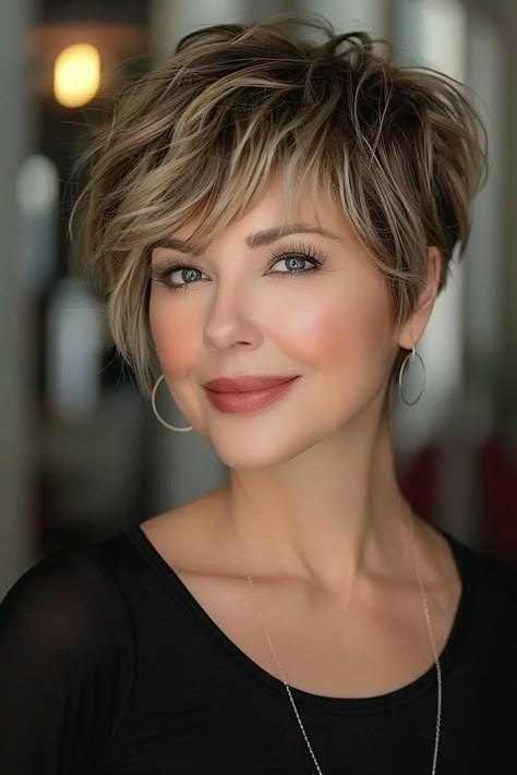 Pixie Cut With Highlights, Mommy Hairstyles, Short Shag, Chin Length, Short Hair Trends, Temporary Hair Color, Women Faces, Edgy Short Hair, Short Choppy Hair