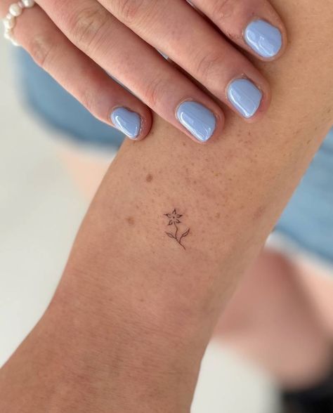 Minimalistic Flower Tattoo, Flower Wrist Tattoos, Nature Flowers, Little Tattoos, Minimalist Tattoo, Style Minimalist, Wrist Tattoos, Flower Fashion, Tattoo Artist