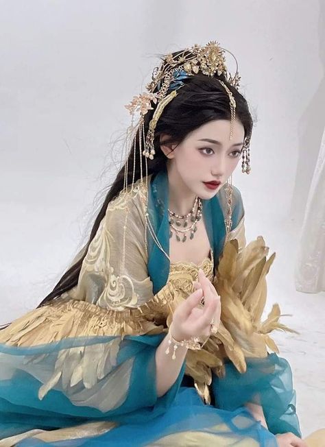 Fantasy Hanfu, Chinese Hanfu Dress, Chinese Princess Dress, Traditional Asian Dress, Ancient Dress, Chinese Princess, Headpiece Diy, Chinese Hair Accessories, Queen Outfit