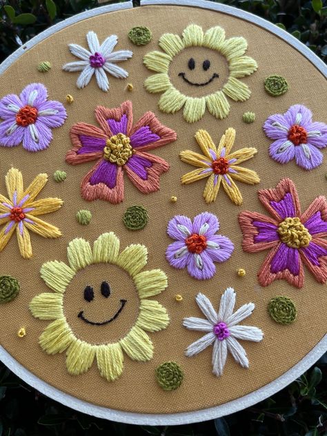 Cross Stitch design Embroidery On Printed Fabric Ideas, Trippy Embroidery Patterns, Embroidery Hoop Inspiration, Large Embroidery Flowers, 70s Embroidery Patterns, Funky Embroidery Designs, Cute Embroidery Designs Simple, Simple Flower Embroidery Pattern, Hippy Embroidery