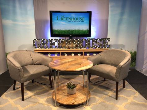 Creating a set for a live talk show on a budget! Talk Show Set Design, Recycler Diy, Studio Room Design, Tv Set Design, Kids Interior Design, Podcast Studio, Stage Set Design, Tv Design, Tv Sets