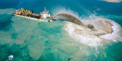 7 mind-blowing facts about how Dubai's Palm Jumeirah was built | Travelzoo Palm Island Dubai, Photo Facts, Artificial Island, Man Made Island, Dubai Holidays, Greenhouse Effect, Palm Island, Mind Blowing Facts, Palm Jumeirah