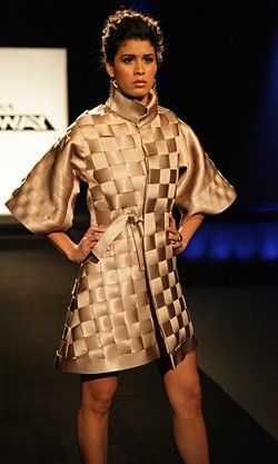 Coat made from seat belts, Korto Season 5 Project Runway Outfits, Runway Outfits, Cute Coats, Straight Jacket, Project Runway, Jumpsuit Pattern, Belt Dress, Famous Designers, Body Modifications