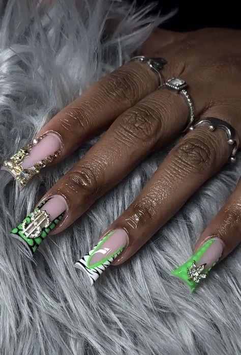 Green Freestyle Nails, Body Wave Wig Styles, Short Duckie Nails, 2000 Nail Designs, Birthday Nails Virgo, Full Bling Nails, Short Freestyle Nails, Neon Green Nails, Green Acrylic Nails