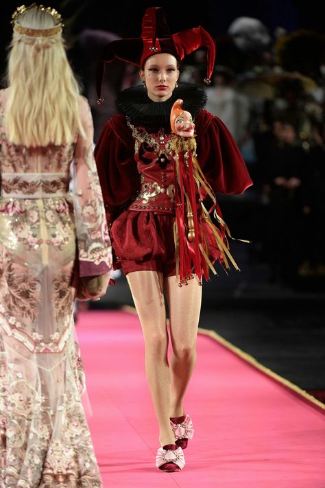 Jester Outfit, Circus Fashion, Jester Costume, Fest Outfits, Clown Costume, Vogue Japan, Vintage Circus, Dolce E Gabbana, Fashion Shows