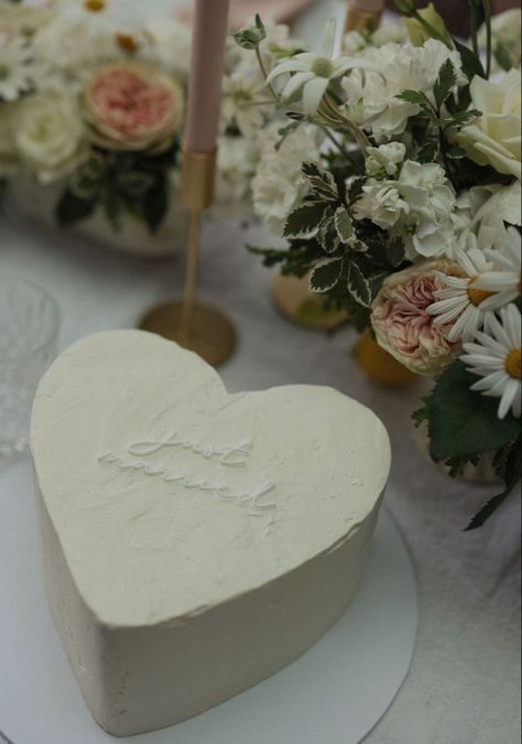 Elopement Wedding Cakes, Small Heart Shaped Wedding Cakes, Unique White Wedding Cakes, Cake On Sweetheart Table, Simple Wedding Cake Simple Wedding Cake Small One Tier, Modern Small Wedding Cake, Wedding Cake Pearls Elegant, Mini Wedding Cakes For Two, Simple Heart Wedding Cake