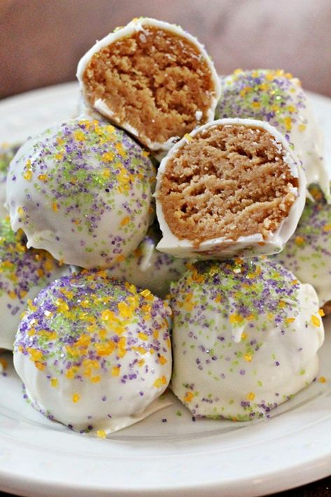 Mardi Gras King Cake Oreo Truffles (No Bake) - Jam Hands Truffles No Bake, Mardi Gras Desserts, Oreo Truffle, Mousse Au Chocolat Torte, King Cake Recipe, Cake Oreo, Cake Ball, Mardi Gras King Cake, Mardi Gras Food