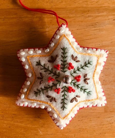 Easy Crochet Ornaments, Felt Crafts Christmas, Felt Christmas Decorations, Motif Pattern, Crochet Ornaments, Felt Embroidery, 자수 디자인, Felt Christmas Ornaments, Christmas Ornament Crafts