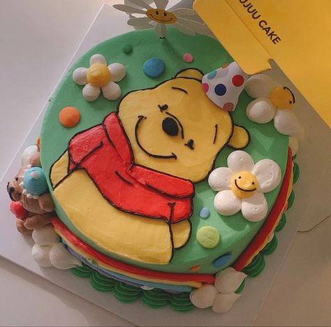 Disney Cake Aesthetic, Disney Cake Decorating, Disney Birthday Cake Ideas, Disney Cakes Birthday, Character Birthday Cakes, Winnie The Pooh Cake Ideas, Cake Decorating Aesthetic, Disney Cake Ideas, Cake Pooh