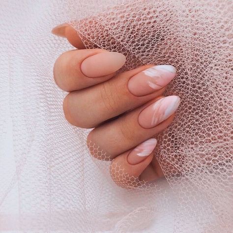 Spring manicures and nail art designs that are minimal, classy, neutral, subtle, and simple for 2021 #spring #manicure #mani #nails #nailart #designs #classy #minimal #neutral #simple Nail Spring, Unghie Sfumate, Kutek Disney, Subtle Nails, Minimal Nails, Designs Nail, Neutral Nails, Minimalist Nails, Dream Nails